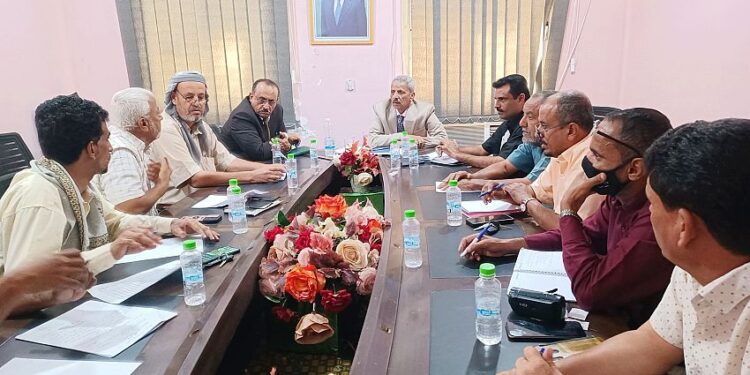 محافظ لحج يطلع على أوضاع مؤسسة المياه والصرف الصحي بالمحافظة