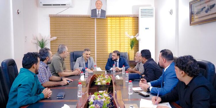 وزير الأشغال ومحافظ عدن يناقشان آلية التعاون والتنسيق في مجال صيانة الطرق