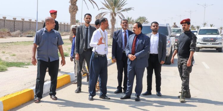 محافظ حضرموت يتفقد أعمال الصيانة بالشارع العام الدولي المغلق بالريان