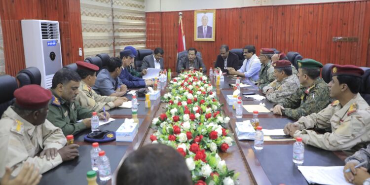 محافظ المهرة  يطالب برفع  مستوي الجاهزيه الامنيه