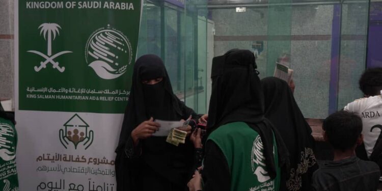 توزيع الحقيبة المدرسية وتسليم الكفالات للأيتام بالحديدة