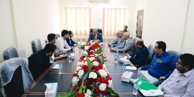 باذيب يطلع على سير عمل الهيئة العامة للبريد في عدن