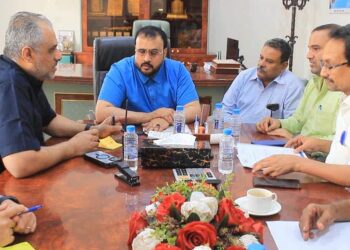 توقيع عقدين لصيانة طرق في حضرموت وتعز والحريزي يناقش تعزيز دور قطاع الاشغال