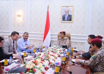 وزير الدفاع يبحث مع بعثة الصليب الاحمر عدد من المواضيع الانسانية