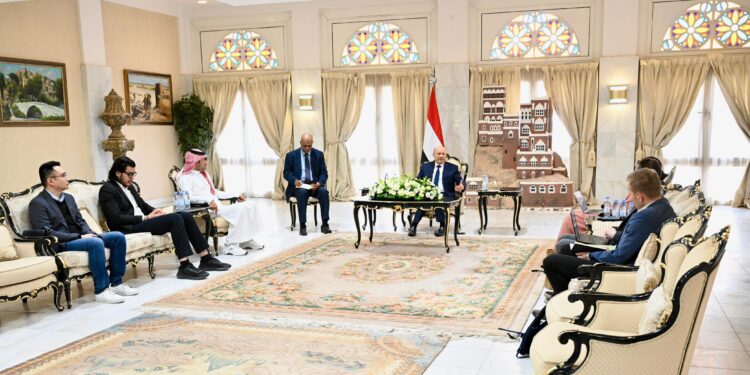 العليمي لمراسلي وسائل الاعلام :استعادة  الدولة السبيل لتعزيز الامن البحري والاقليمي والدولي