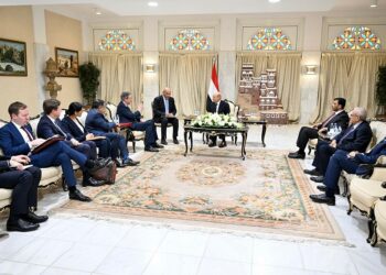 العليمي  يحذر ماكرون من  استمرار تدفق الاسلحة الايرانية  والاموال  للمليشيات الحوثية