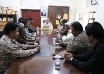 محافظ سقطرى يناقش جهود الارتقاء بنشاط المطار ويشرف على إزالة العشوائيات