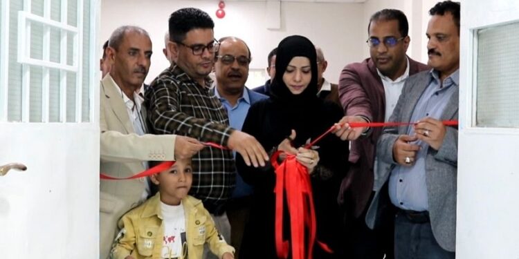 وكيلة تعز تفتتح قسم العمليات الجراحية في مستشفى الثورة