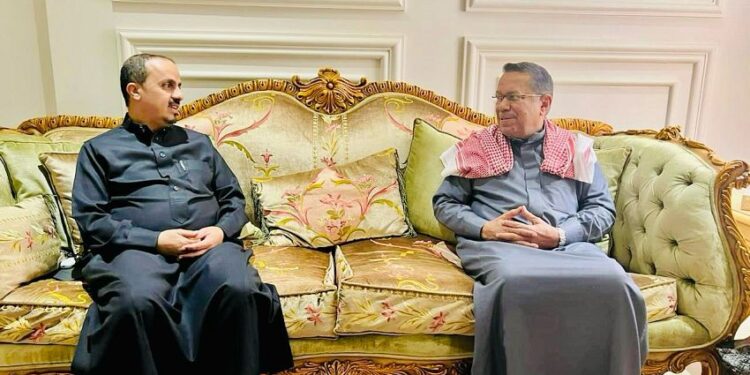 بن دغر يطمئن على صحة معمر الارياني والبرلماني الحميري