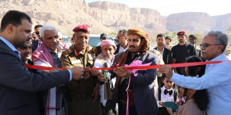 محافظ حضرموت يفتتح عدد من المشروعات في مديريه دوعن