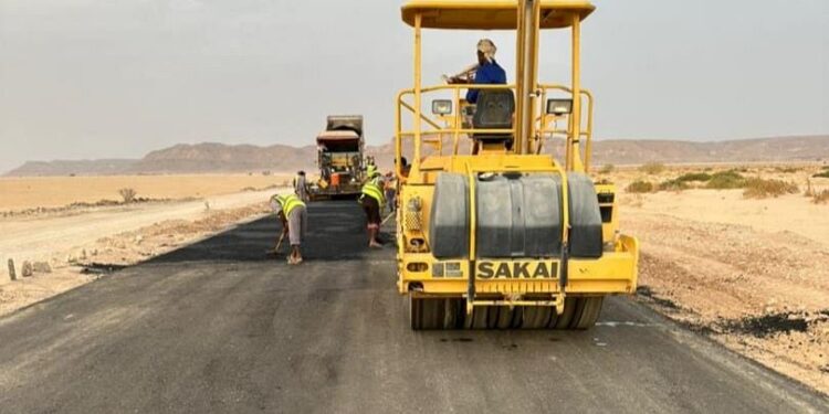 استعدادات لتأهيل طريقين حيويين في شبوة والمهرة
