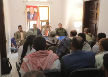 لضبط الاسواق .. اجتماع  السلطه المحليه مع عقال الحارات بمارب