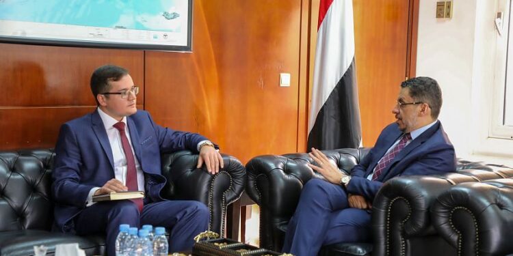 وزير الخارجية يناقش مع القائم بعمل السفير الروسي التطورات في اليمن والمنطقة