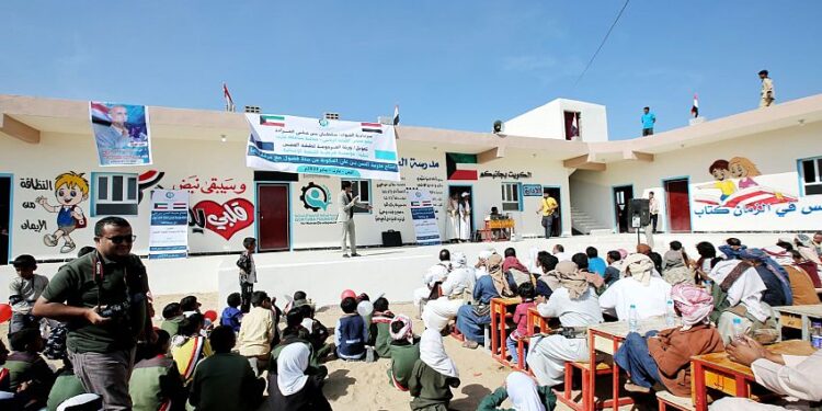افتتاح مدرسة في مخيم الحمة للنازحين جنوب مأرب