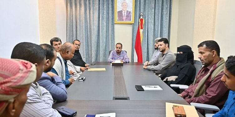 الإرياني يدعو  الإعلاميين بالمهرة لدعم جهود السلطة المحلية