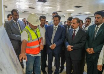 الإرياني ومحافظ المهرة يتفقدان مشروع مدينة الملك سلمان الطبية