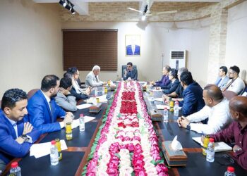 رئيس الوزراء يجتمع بقيادة وزارة الاشغال وصندوق صيانة الطرق ومؤسسة الجسور