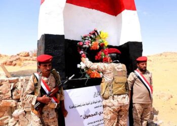 رئيس هيئة العمليات يضع إكليلاً من الزهور على النصب التذكاري للجندي المجهول