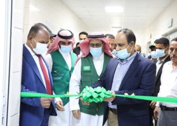 محافظ حضرموت يدشن  أكبر  محطات معالجة المياه لمرضى الكلى بسيئون