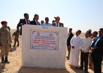 محافظ حضرموت يضع حجر الأساس لمشروع إنشاء محطة توليد بالطاقة الشمسية لتعزيز كهرباء الوادي