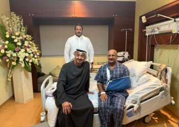 رئيس الإمارات والمحرمي يزوران  طارق صالح في أحد مستشفيات أبو ظبي