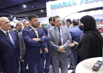 العليمي يطلع على التجارب الدولية في مواجهة التحديات المناخية والبيئية
