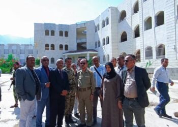 اللجنة المكلفة تسلم مباني المجمع الصحي للسلطة المحلية بتعز