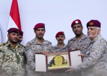 قائد المنطقة الأولى يكرم خريجي الدورات التخصصية ويشيد بدور اللواء 101 شرطة جوية