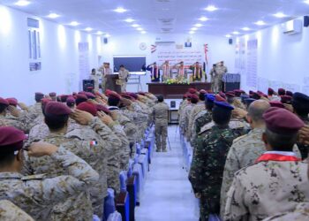 رئيس الأركان يشهد حفل تخرج الدورة الأولى قادة ألوية