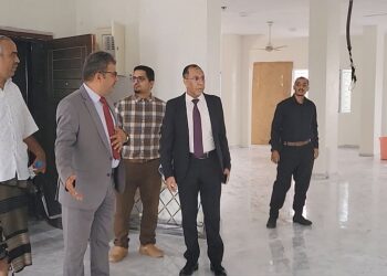 وزير الصناعة يتفقد  تجهيزات المبنى الجديد لهيئة المواصفات بعدن
