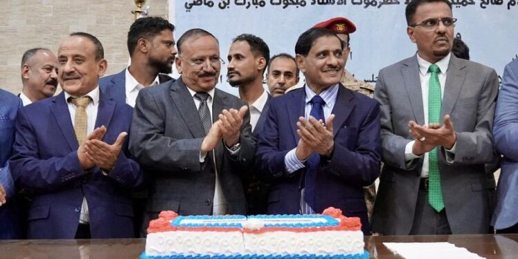 البحسني يدشن استئناف الرحلات الجوية بين مطاري الريان والقاهرة
