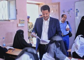 العباب يدشن الدراسة بـ 12 فصلا “الكرفانات” بمخيم السيما للنازحين بمارب