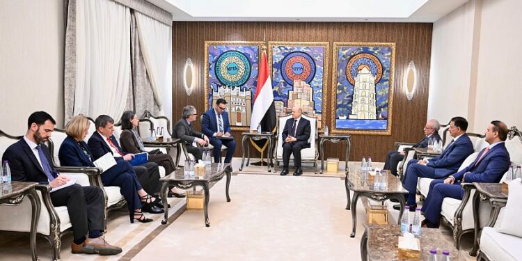 العليمي يعرض علي سفراء الاتحاد الاوروبي الاوضاع في اليمن