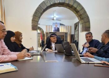 محافظ تعز يناقش استعدادات انعقاد ورشة خاصة بضخ المياه من الحوبان إلى المدينة