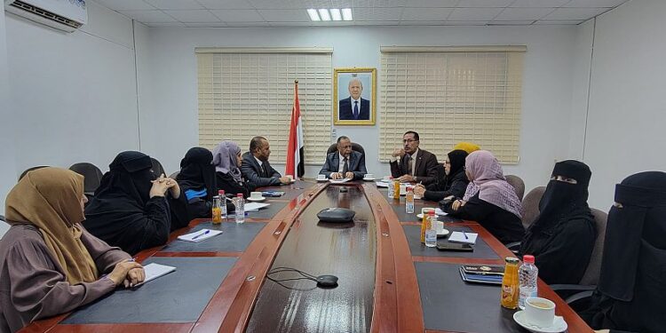 وزير الصناعة يناقش  تعزيز دور المرأة  في تنمية الاقتصاد الوطني