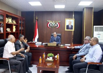 وزير الصناعة يناقش مع جمعية المحاسبين القانونيين آلية العمل