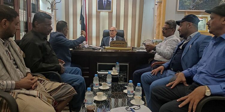 وزير الإدارة المحلية يناقش خطط وبرامج صناديق النظافة والتحسين