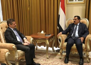 وزير الدفاع يبحث مع  عدد من السفراء والملحقين العسكريين الاوضاع باليمن