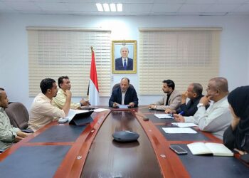 الوالي يناقش مع فريق المناطق الصناعية بحضرموت رؤية الوزارة للعام 2025