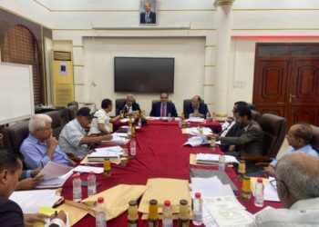 وزير الصحة يستعرض مع هيئة الأدوية اليات تأمين الاحتياجات الطبية