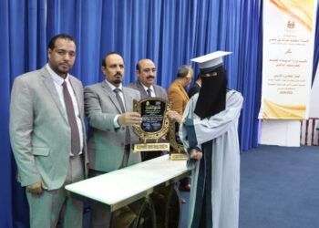 محافظ حضرموت يكرم 98 من أوائل الثانوية العامة ويشيد بنشاط القطاع النسوي