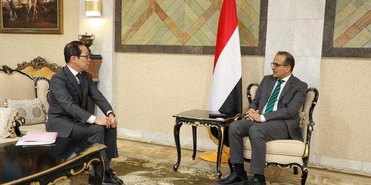 وزير الصحة يبحث مع السفير الياباني دعم القطاع الصحي في اليمن