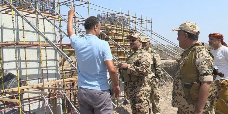 طارق صالح يتفقد  المرحلة الثانية من طريق كسر الحصار عن تعز