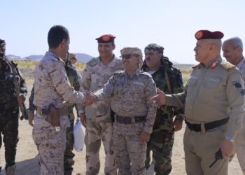 وكيل إب يزور أبطال الجيش في جبهات شمال مأرب