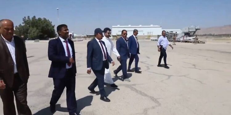 محافظ حضرموت يتفقد مطار سيئون قبل التوجه الي السعوديه