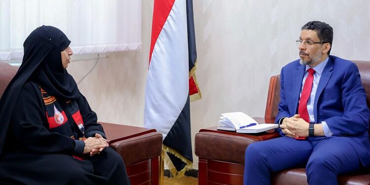 رئيس الوزراء يستقبل في عدن رئيسة رابطة أمهات المختطفين