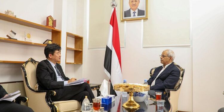 نعمان  يبحث مع القائم بالاعمال الصيني التعاون الانساني والاقتصادي