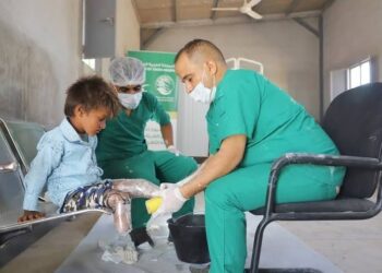 نقل دفعة جديدة من ضحايا الألغام بالحديده إلى مركز الأطراف الصناعية بتعز