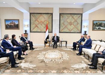 العليمي يتسلم دعوة من الرئيس العراقي لحضور  القمتين العربية والاقتصادية