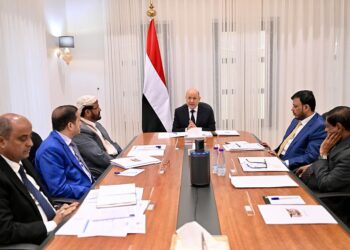 المجلس الرئاسي يجتمع برئيس الوزراء ويناقش الأوضاع الاقتصادية والخدمية
